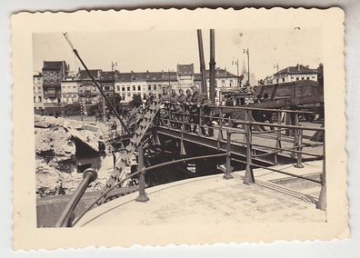 38884 Foto deutsche Soldaten auf zerstörter Brücke in Brüssel 2. Weltkrieg