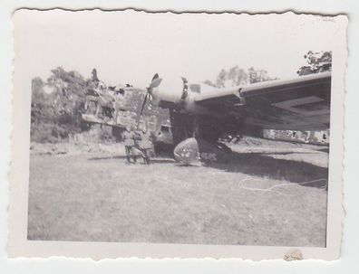 44664 Foto zerschossener französischer Bomber am Boden 2. Weltkrieg