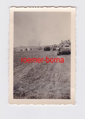 54708 Foto Deutscher Panzertruppen auf dem Vormarsch im Osten im 2. Weltkrieg