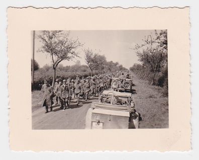 56785 Original Foto Kolonne gefangener Franzosen im 2. Weltkrieg
