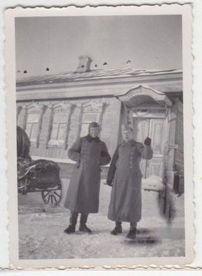 63249 Original Foto Soldaten vor Bauernhaus im Winter 1942 in Russland