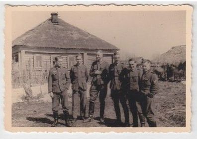 63371 Original Foto Deutsche Soldaten vor Bauernhaus in Russland 1943