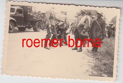 63602 Original Foto Soldaten mit farbigen Gefangenen im 2. Weltkrieg