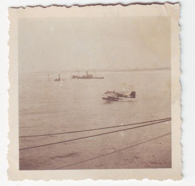 66960 Foto Deutsches Wasserflugzeug neben engl. Schiffswrack im 2. Weltkrieg