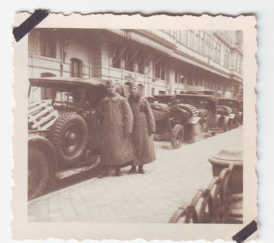 66965 Foto Deutsche Fahrzeugkolonne in Frankreich im 2. Weltkrieg