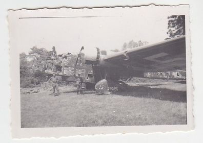 69244 Foto zerschossener französischer Bomber am Boden 2. Weltkrieg