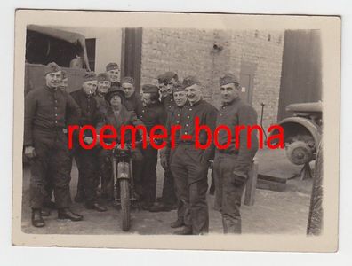 69504 Original Foto Gruppe Soldaten mit Motorrad im 2. Weltkrieg