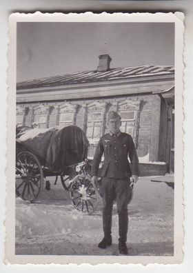 69505 Original Foto Deutscher Soldat vor Bauernhaus in Russland 1943
