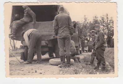 69617 Original Foto Soldaten beim Radwechsel in Russland 1942