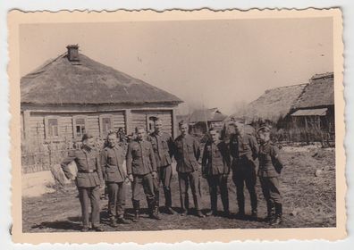 69624 Original Foto Deutsche Soldaten vor Bauernhaus in Russland 1943