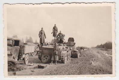 69626 Original Foto Vormarsch vorbei an zerstörten russischen Panzern 1941