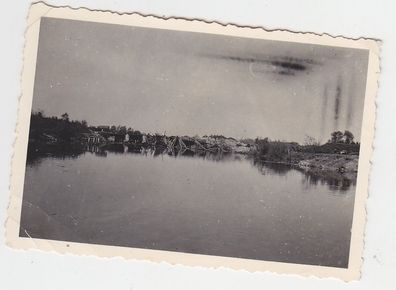 69741 Original Foto Soldaten auf dem Vormarsch Russland zerstörte Brücke 1941