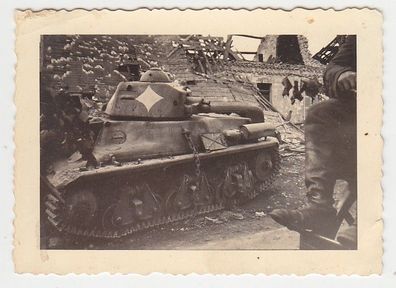 69754 Foto zerstörter Panzer vor Ruinen im 2. Weltkrieg