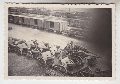 69997 Foto Bahnhof mit Verladung von Geschützen auf Züge im 2. Weltkrieg