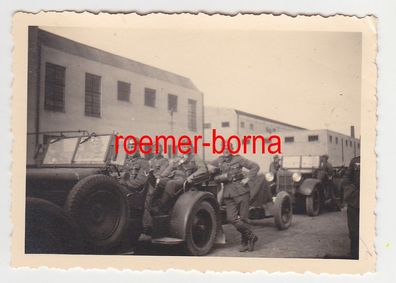 70181 Original Foto Soldaten im PKW mit angehangener PAK im 2. Weltkrieg