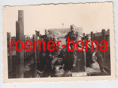 72905 Original Foto Soldaten mit LKW mit Kennung beim Bahntransport 2. Weltkrieg