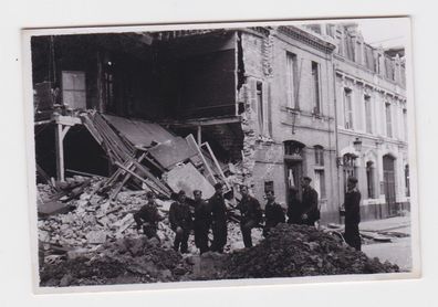 75989 Foto Deutsche Soldaten vor zerschossenem Haus im 2. Weltkrieg