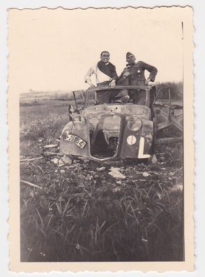77295 Orig. Foto 2 Soldaten in zerstörtem PKW Wrack 2. Weltkrieg