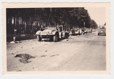 81783 Original Foto Zerschossener Fahrzeugkonvoi im 2. Weltkrieg