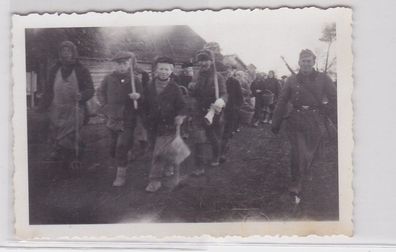 87216 Orig. Foto Soldat bewacht Russen im 2. Weltkrieg