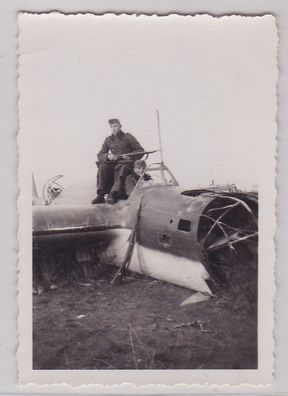 87440 Orig. Foto 2 Soldaten in abgeschossenem Flugzeug Wrack 2. Weltkrieg