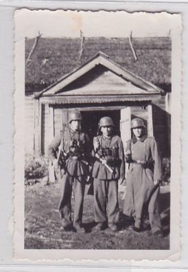 87728 Orig. Foto 3 Soldaten mit Handgranaten im Koppel 2. Weltkrieg