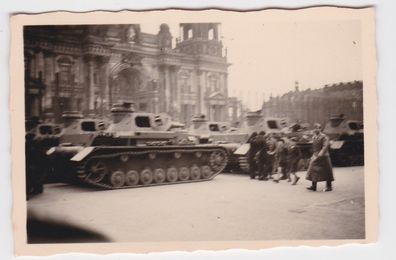 87905 Foto Militär Panzerkampfwagen IV vor dem Reichstag