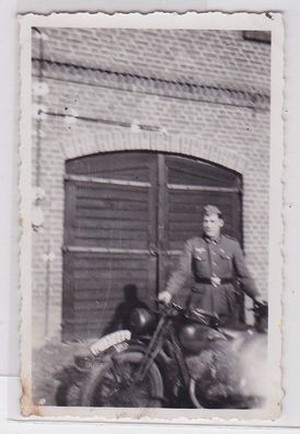 88906 Orig. Foto deutscher Soldat mit Motorrad 2. Weltkrieg