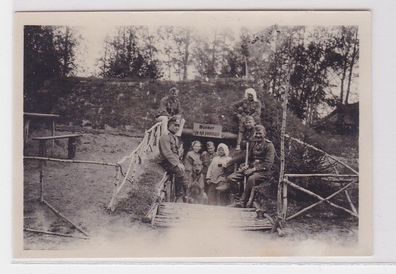 89015 Orig. Foto Soldaten mit Frau und Hund vor Bunkereingang 2. Weltkrieg