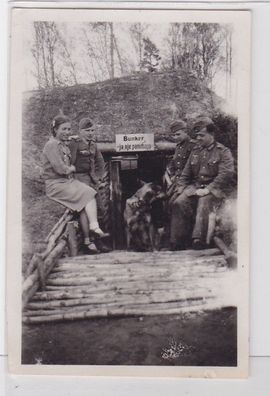 89356 Orig. Foto Soldaten mit Frau und Hund vor Bunkereingang 2. Weltkrieg