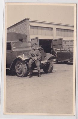89693 AK deutscher Soldat vor einem Militär LKW + PKW, Garage Werkstatt um 1940