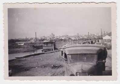 89789 Orig. Foto Transport Kolonne vor russischer Stadt 2. Weltkrieg