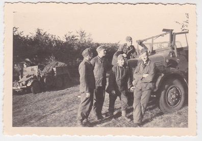 89960 Orig. Foto Soldaten mit LKW und Jeep 2. Weltkrieg