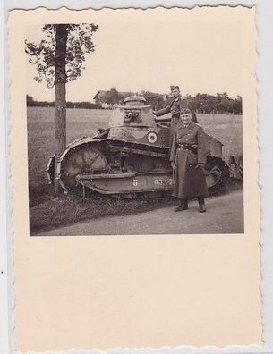 92524 Foto Kommandant/ Schütze und Fahrer eines eroberten Renault FT Panzer 2. WK