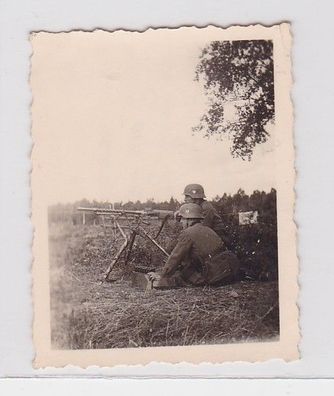 38907 Orig. Foto 2 Soldaten mit Maschinengewehr im Anschlag 2. Weltkrieg