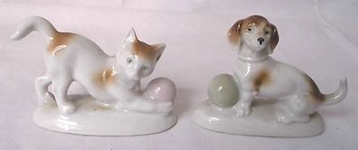 2 kleine alte Porzellan Figuren Hund bzw. Katze mit Ball
