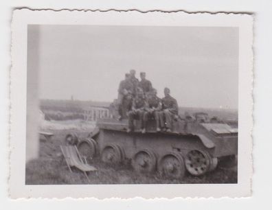 82411 Fotos Deutscher Soldaten sitzen auf Panzer Wrack im 2. Weltkrieg