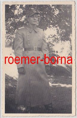 76021 Foto Ak Leutnant des Heer im Mantel im 2. Weltkrieg