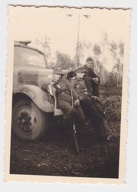 74137 Fotos Deutscher Luftwaffen Soldaten mit LKW im 2. Weltkrieg