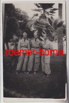 76011 Foto Ak 3 Soldaten Fallschirmjäger auf Kreta? im 2. Weltkrieg