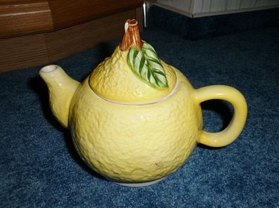 schöne kleine Teekanne in Form einer Zitrone