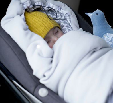 Fu/ßsack aus SOFTSHELL f/ür Buggy Kinderwagen Babyschale ✔wasserdicht und winddicht✔ Kleckse apricot
