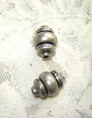 2 Stück große Perle Metalloptik mit Ornament 2,5cm lang 1,7cm Durchmesser