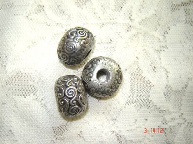 3 Stück große Perlen Metalloptik mit Ornament 1,5cm lang 2,5cm Durchmesser