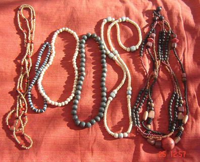 6 Stück verschiedene Ketten Perlen aus Holz od Kork schwarz braun blau Nr 2512