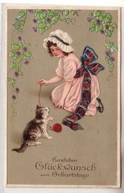 60209 Präge Glückwunsch Ak Kind spielt mit Katze 1916