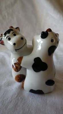 Salz und Pfefferstreuer Salz und Pfeffer Set umarmende Kuh Kühe 7,5 cm hoch
