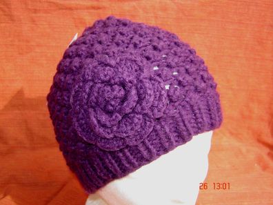 kleine Strickmütze handgestrickt durchbrochen Haube mit Rosette lila aubergine p B5