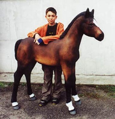 Pferd Fohlen braun mit Bodenbefestigung (Metalllaschen) lebensgroß 147cm für draußen