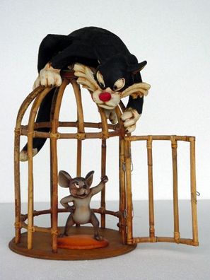 Katze und Maus am Käfig lebensgroß 56cm für draußen aus Polyresin